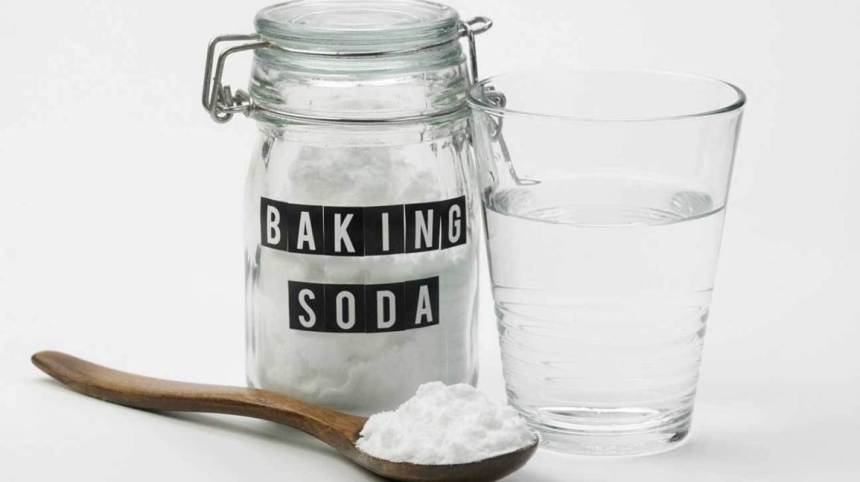 baking-soda-water-and-wooden-spoon-1296x728